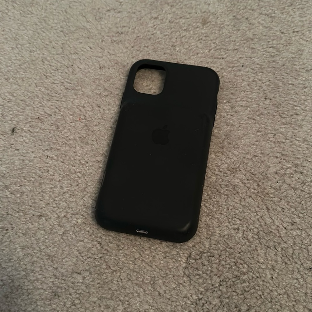 iphone 11 - Black Charging Case